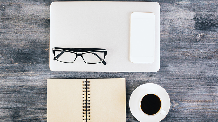 Keine Unordnung am Schreibtisch? Laut Studien ist man nur mit einem Chaos-Schreibtisch richtig kreativ.
