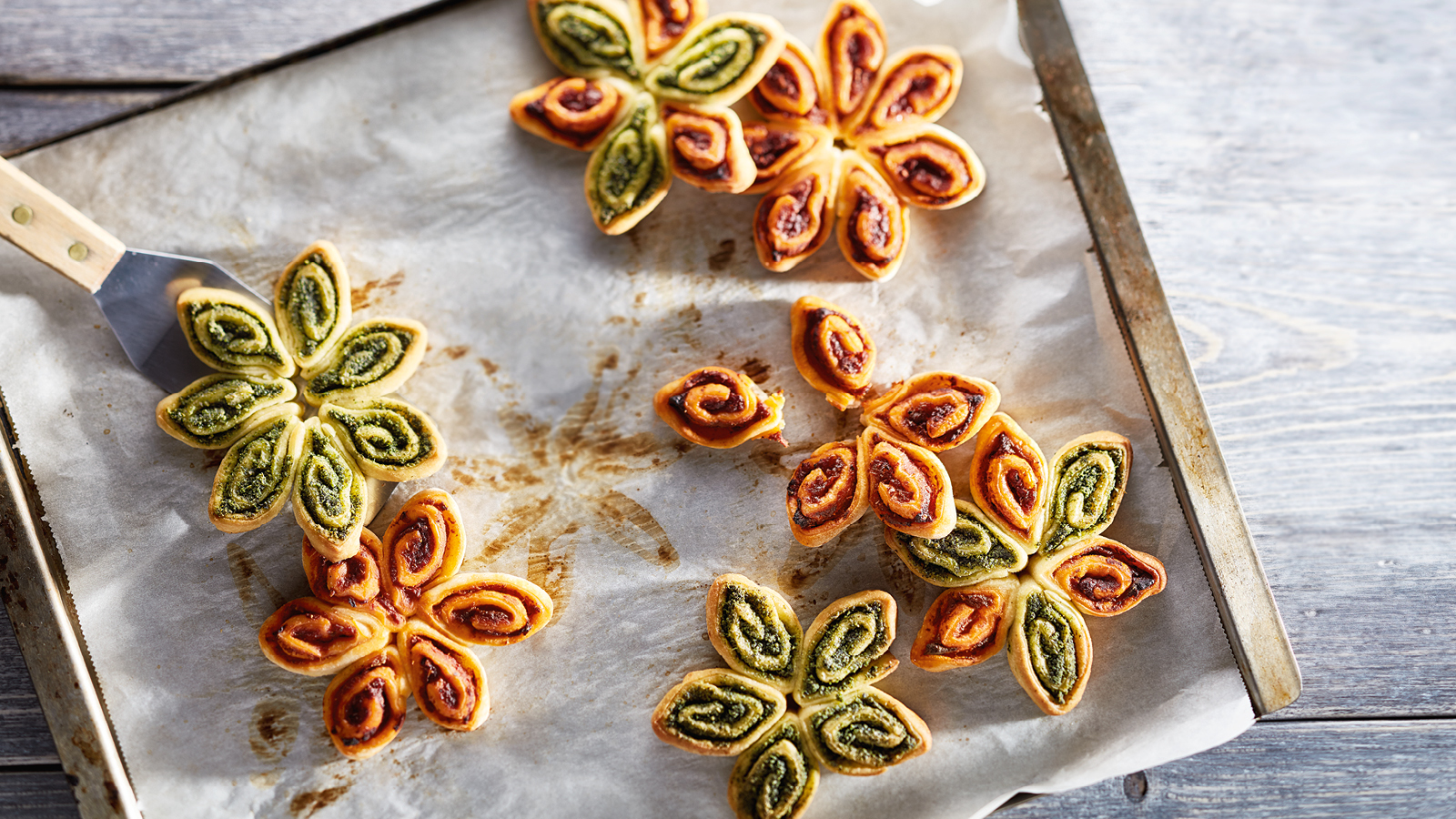 Bunte Pizza-Blumen mit Pesto - maxima