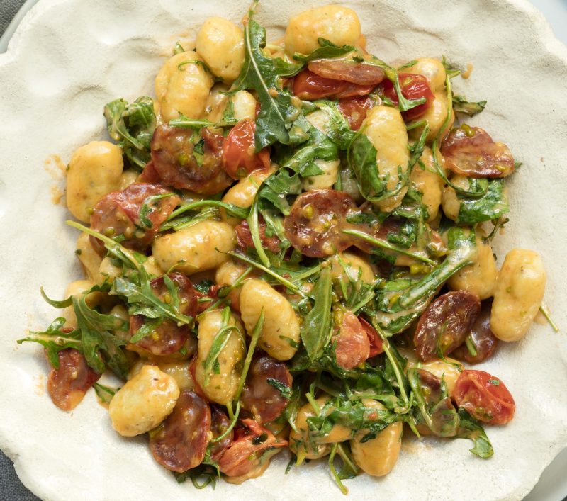 Rucola-Gnocchi mit Salsiccia und Pistazien - maxima