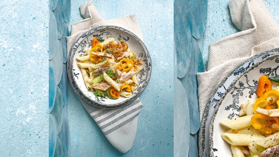 Penne mit geräucherter Seeforelle, Paprika und Knoblauchcrumble - maxima