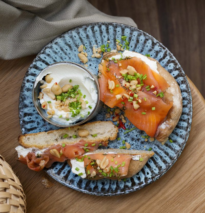 Focaccia mit gebeizter Lachsforelle &amp; Erdnuss-Chili-Dip - maxima