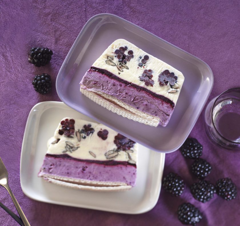 Brombeer-Joghurt-Parfait mit karamellisierten Kürbiskernen - maxima