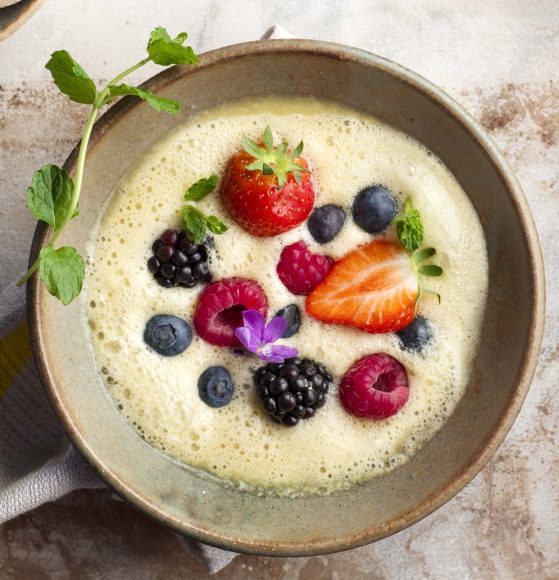 Geeistes Passionsfruchtsüppchen mit Beeren - maxima