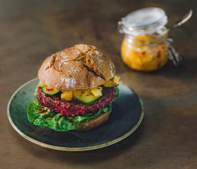 Rote-Rüben-Burger mit Apfel-Zwiebel-Chutney - maxima