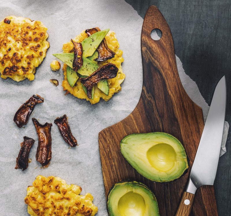 Mais-Fritters mit Avocado und Kräuterseitling-Speck - maxima