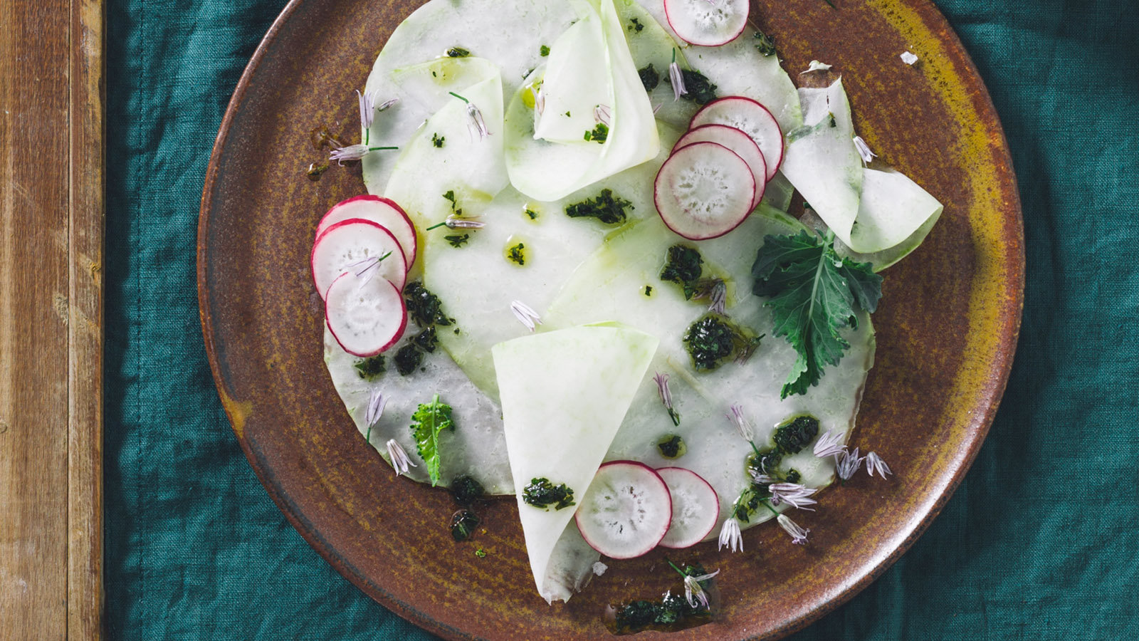 Kohlrabi Carpaccio mit Kräuteröl - maxima