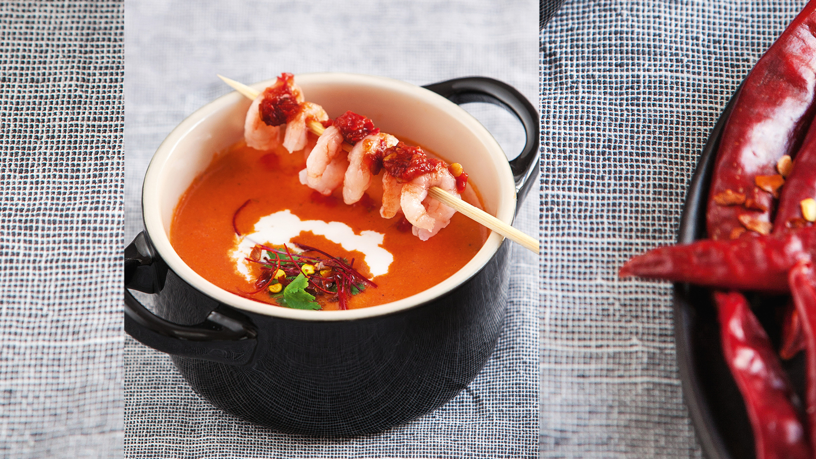Tomaten-Kokos-Suppe mit Shrimps-Spieß