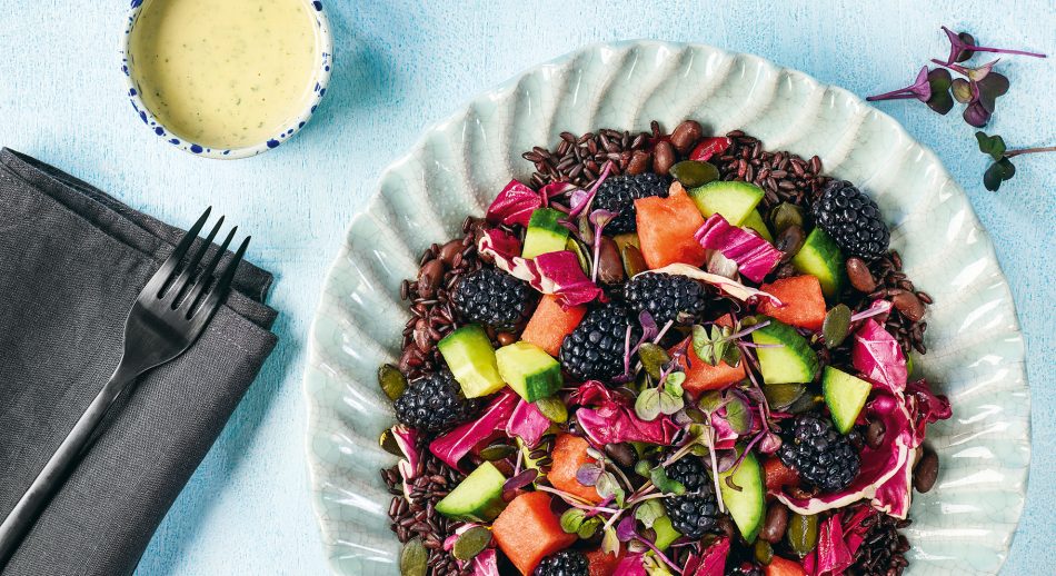 Teller mit dem Black-Magic-Salat bestehend aus Brombeeren, Gurken, schwarzen Bohnen, schwarzem Reis, Wassermelone und Radicchio